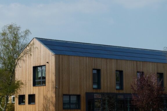 Gebäudeintegrierte Photovoltaik- und Photovoltaisch-Thermische Anlage von nD Solar Systeme auf einem Schuldach