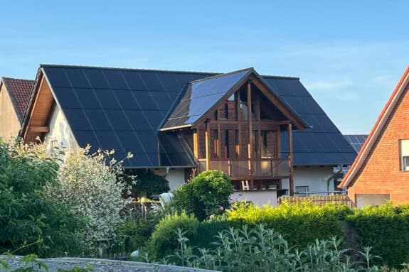 Dach aus Photovolatikelementen auf einem Einfamilienhaus von nD Solar Systeme