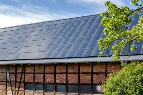 Denkmalgeschützte Scheune mit Solar-Indach